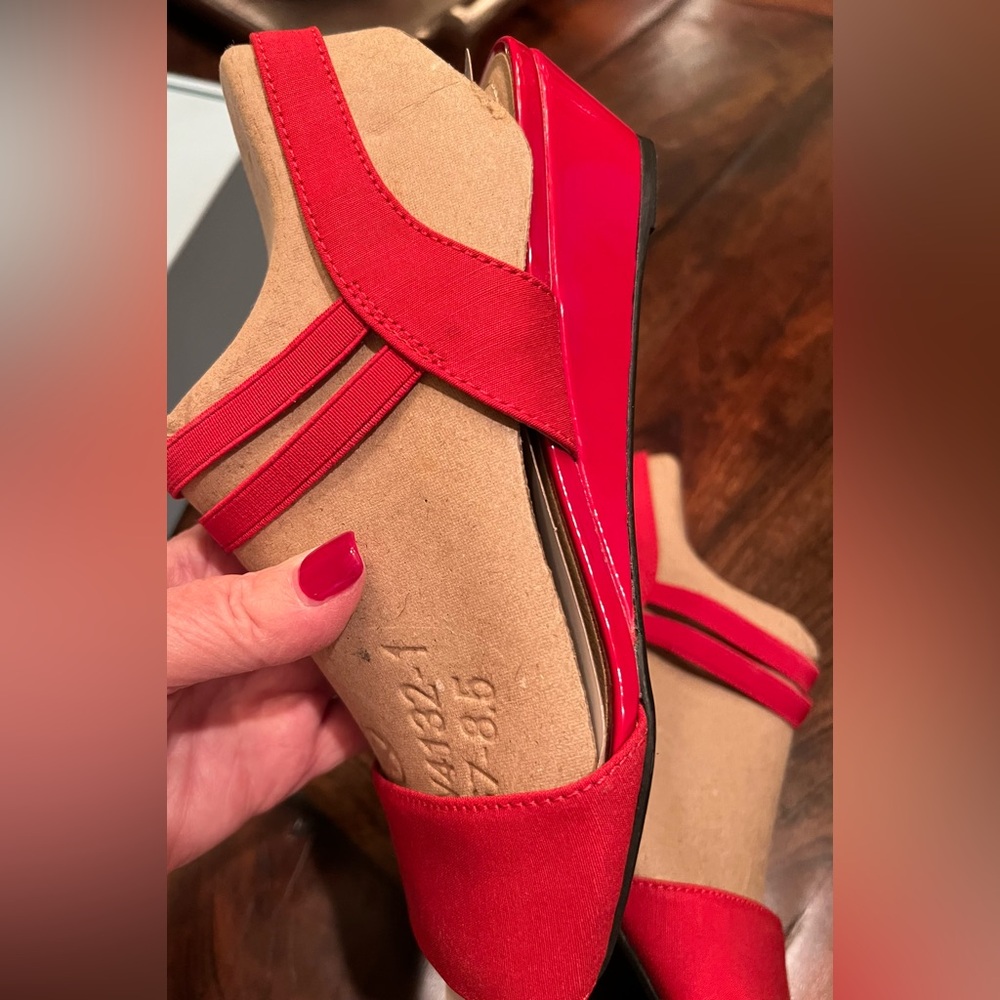 Life Stride - New In Box - 8 Wide - Yolo Red Wedge Sandle - Picture 6 of 10